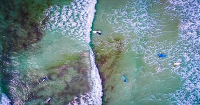 航空摄影的冲浪板在白天的海浪

